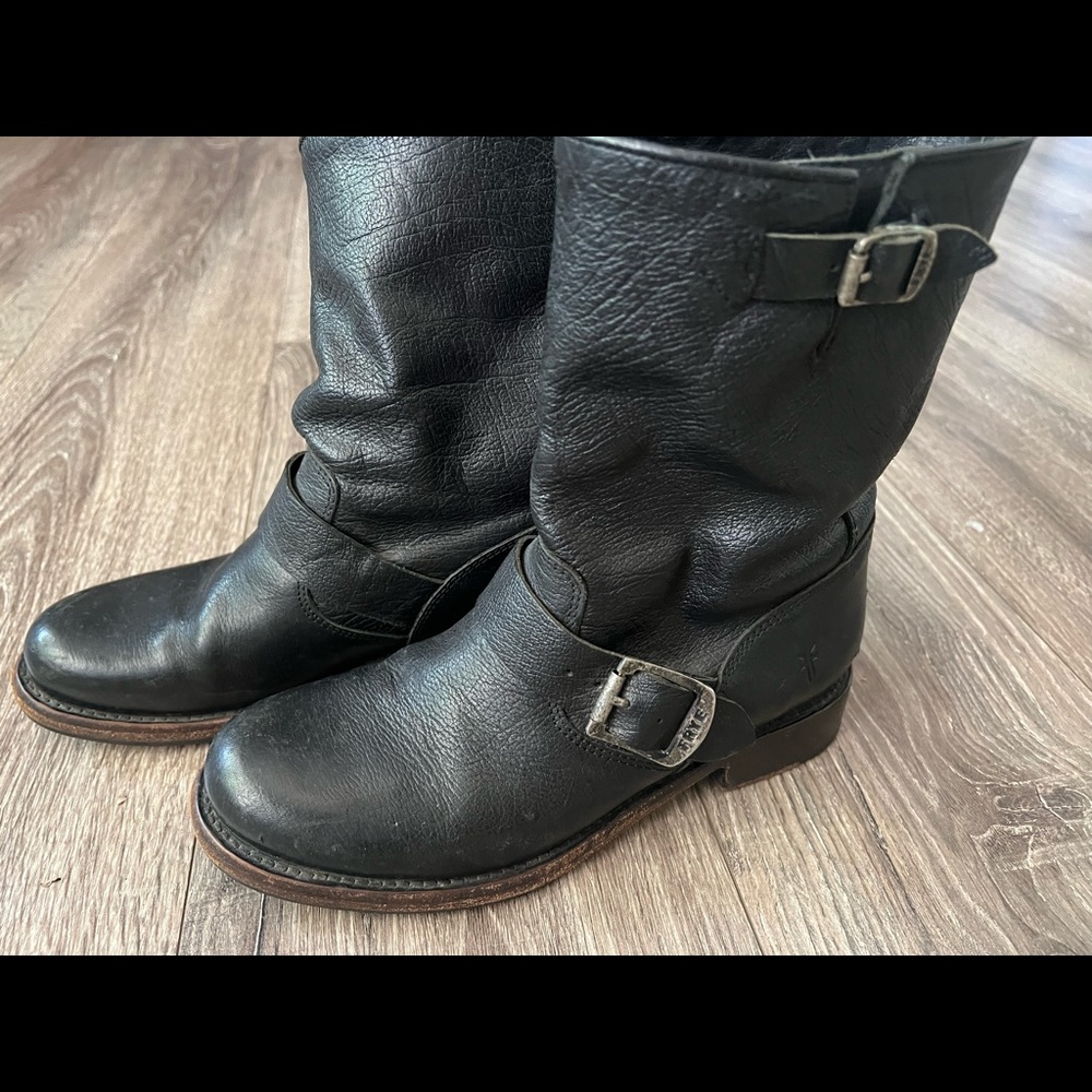 Short FRYE black leather Moto boots
